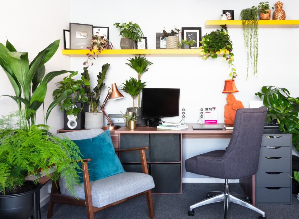 A clean and clutter-free home office with minimalistic decor, enhancing productivity and focus.